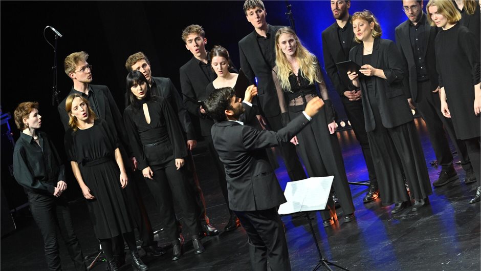 "Pack die Badehose ein": Mit einer perfekten Darbietung sorgte der Charité-Chor ...