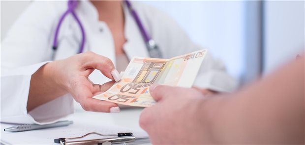 „Bitte kein neues Heizungsgesetz“: Hausärzteverband will kein Primärarztsystem mit Sanktionen Patient zahlt Geld in der Arztpraxis