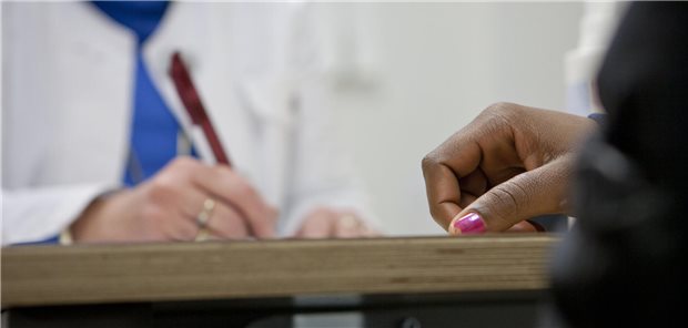 Patienten mit Migrationshintergrund fehlt es laut Dr. Rahim Schmidt häufig an Krankheits- und anatomischem Verständnis.