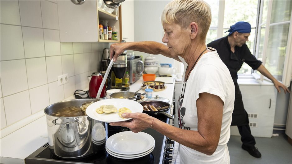 Patricia Kupczyk (vorne) und Uwe Waldbach sorgen dafür, dass die Besucher des Ge...