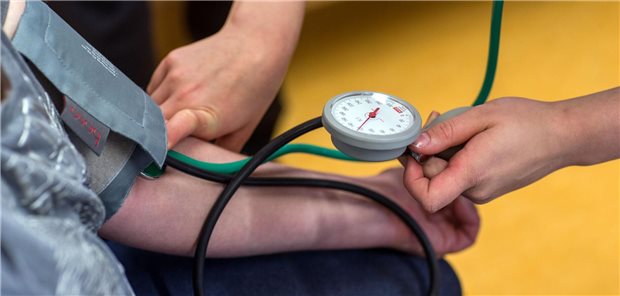 Pflegeschüler üben das Blutdruckmessen. Immer mehr von ihnen stammen aus dem Ausland.