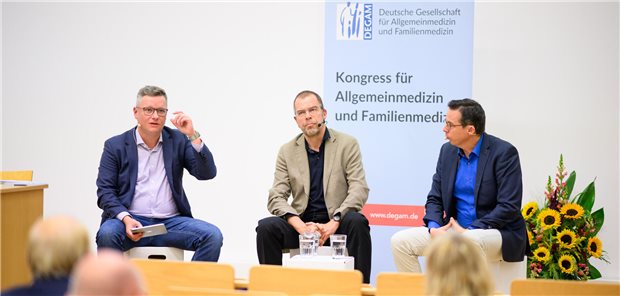 Podcast-Aufnahme am 27. September im Audimax in Würzburg: Professor Jürgen Windeler (Mitte) mit DEGAM-Präsident Professor Martin Scherer (re.) und Denis Nößler (li.).