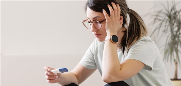 Positiver Schwangerschaftstest und Skepsis: Frauen in den USA konnten sich lange auf das wegweisende Urteil Roe vs. Wade berufen, das ein Verfassungsrecht auf Abruptiones sah. Der Supreme Court kippte es aber 2022. (Symbolbild mit Fotomodell)