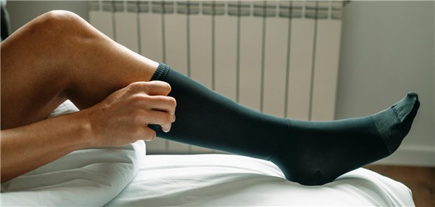 Venöse Thromboembolie: Apixaban laut Real-World-Daten effektive und sichere Wahl Ein Mann zieht einen Kompressionsstrumpf an.