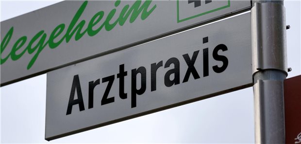 Hausarzt trifft Pflegeheim: So läuft die Kooperation besser Praxen, die Patienten in Pflegeheimen betreuen, sollten einen Kooperationsvertrag abschließen. Dadurch können weitere EBM-Ziffern abgerechnet werden.