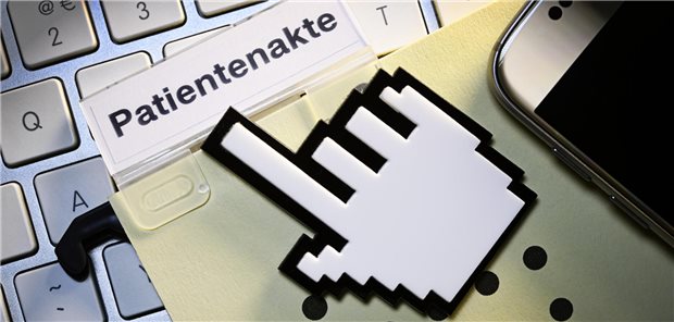 Eine Patientenakte liegt auf einer Tastatur.