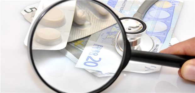 Marktverzicht für neues HIV-Medikament – Verbände schreiben an Lauterbach Lupe zeigt auf Medikamente und Geldscheine.