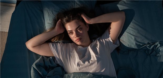 Primäre schlafgebundene Kopfschmerzen treten meist zwischen zwei und vier Uhr nachts auf. Frauen sind häufiger betroffen als Männer.