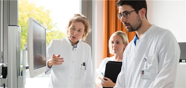 Prof. Dr. Anke Reinacher-Schick zusammen mit Patienten und Mitarbeitern.