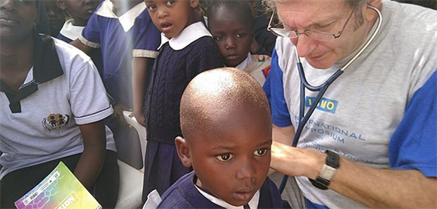Prof. Gerhard Trabert untersucht Kinder in Kenia.