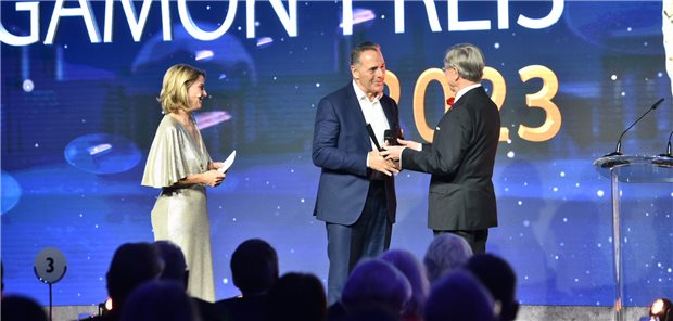 Galenus-Preis 2023: Qdenga in Kategorie Primary Care ausgezeichnet Professor Erland Erdmann übergibt Jean-Luc Delay (M.) von der Geschäftsführung des Unternehmens Takeda Pharma GmbH, den Galenus-Preis für Qdenga® in der Kategorie Primary Care. Links steht Moderatorin Yve Fehring.