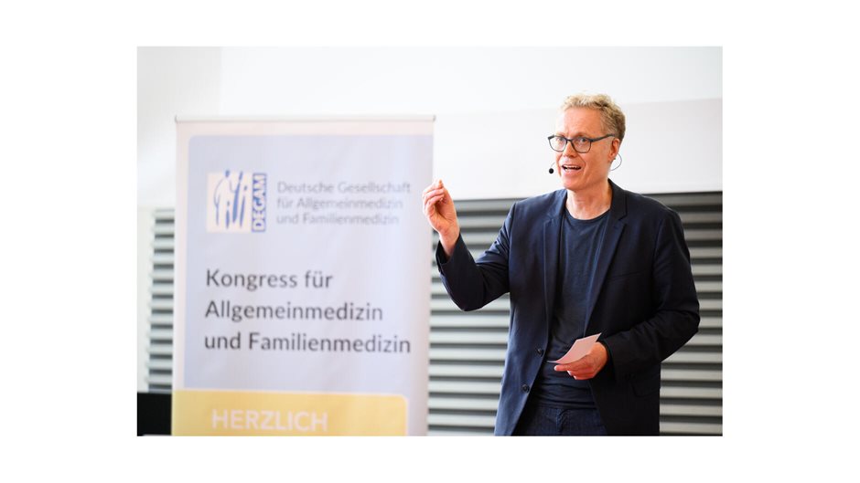 Professor Nils Schneider vom Institut für Allgemeinmedizin und Palliativmedizin ...