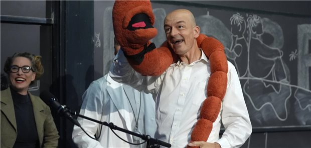 Professor Sander Woutersen zeigt einen überdimensionalen ausgestopften Wurm, während er den Ig-Nobelpreis für Chemie.