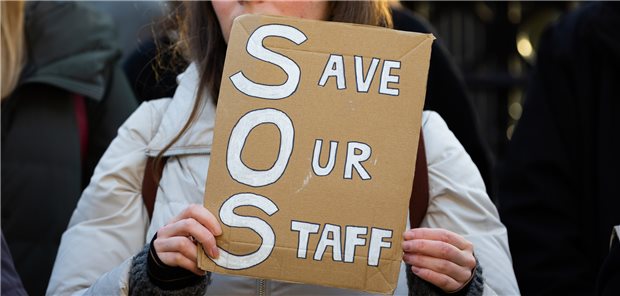 Protest: Eine Mitarbeiterin des NHS bei einer Demonstration im Dezember 2022 in London.