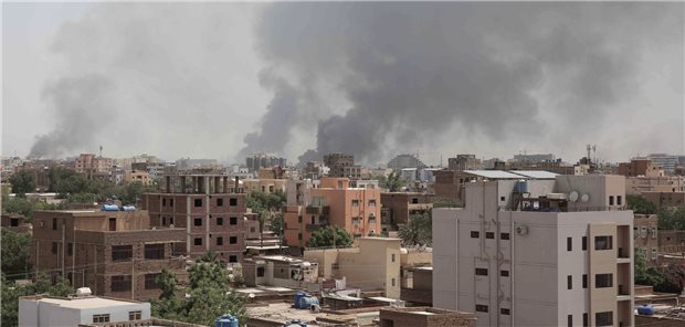 Rauch über Khartum: „Ärzte ohne Grenzen“ warnt vor der Gefährdung von Zivilisten und medizinischem Personal durch die Kämpfe im Sudan.