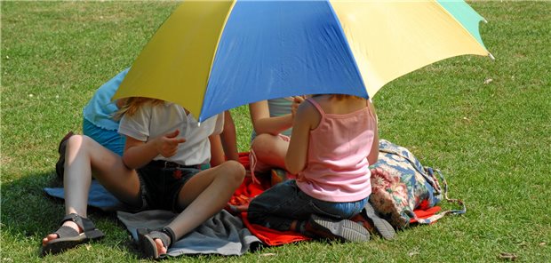 Raus aus der Sonne: Hitzeschutmaßnahmen sind für chronisch kranke Kinder besonders wichtig - sie reichen aber längst nicht aus.