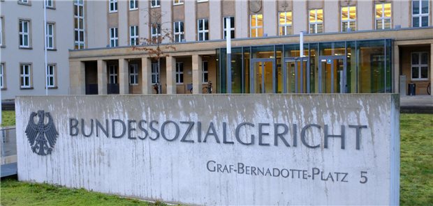 Rettungssanitäter kommen bei ihren Einsätzen öfter in belastende Ausnahmesituationen. Daher befürworten auch die Richter des BSG-Unfallsenats die Aufnahme der PTBS in die Berufskrankheiten-Verordnung.
