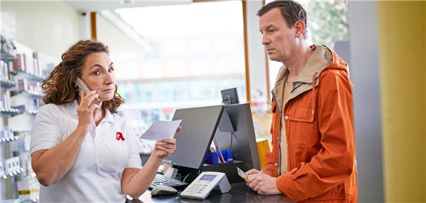 In engen Grenzen: So sollen Apotheker Rx-Produkte ohne ärztliches Rezept abgeben Eine Apothekerin steht vor einem Kunden und hat links ein Rezept in der Hand und rechts einen Telefonhörer.