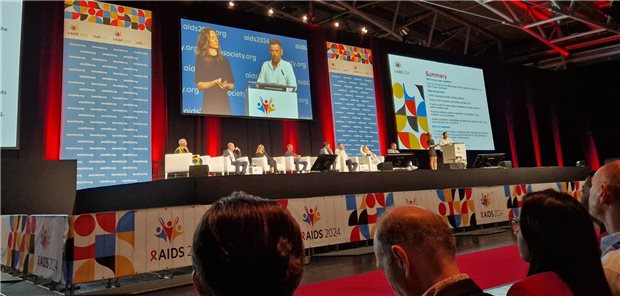 Ruslan Poverga von der Initiativa Pozitiva in Moldau und seine Übersetzerin stellten das Konzept der HIV-Automaten beim Aids-Kongress in München vor.