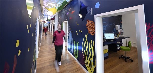 Scheel geht es um mehr als schön gestaltete Räume: Die Unterwasserwelt fungiert als Bildmarke, die den Familien zeigen soll, dass sie immer die gleiche Qualität bekommen, egal von welchem Arzt sie behandelt werden.