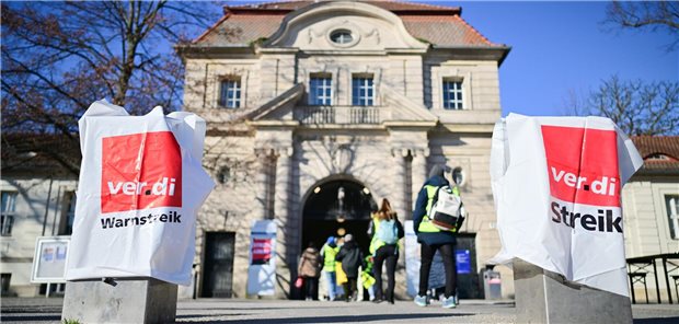Schilder weisen während eines Verdi-Warnstreiks von Pflegepersonal am Charité Campus Virchow-Klinikum in Berlin auf den Ausstand hin.