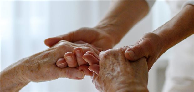 Soziale Beziehungen: Das unterschätzte Heilmittel in der ärztlichen Versorgung Schmerzbekämpfung durch Beziehung? Das Händehalten durch einen geliebten Menschen kann die Schmerzaktivität im Gehirn bereits deutlich reduzieren, haben Neurologen und Psychologen nachgewiesen.