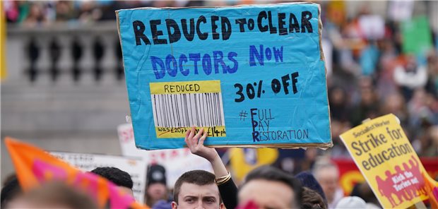 Schon im März gingen Ärzte in London auf die Straße. Damals streikten sie gemeinsam mit Lehrern.