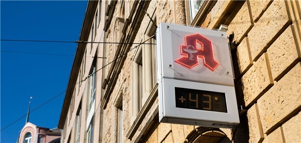 Impfgeschehen in Apotheken nach wie vor verschwindend gering Ein Thermometer vor einer Apotheke zeigt 43 Grad an.