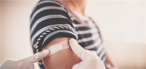 mRNA-basierte COVID-Impfung im ersten Trimester wohl nicht mit angeborenen Fehlbildungen assoziiert Schwangere haben ein erhöhtes Risiko für einen schweren COVID-19-Verlauf. Sie sollten daher geimpft werden. Die Impfung im ersten Trimenon ist dabei laut französischen Forschenden nicht mit schwerwiegenden angeborenen Fehlbildungen assoziiert.