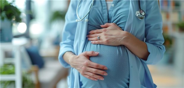 Karriere oder Kinder? Die Vereinbarkeit ist eine Zukunftsfrage der Medizin Schwangere Frau mit Arztkittel