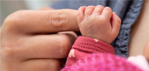 RSV-Prophylaxe: KV Rheinland-Pfalz warnt vor Nirsevimab-Verordnung auf Sprechstundenbedarf Säugling greif eine Hand.