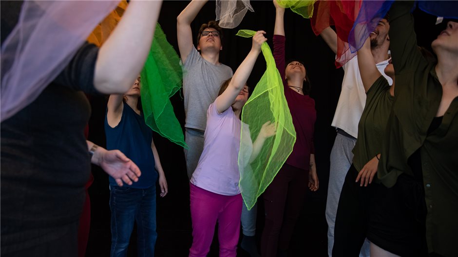 Seit Dezember 2021 wird eine inklusive Tanzkompanie mit rund 20 Teilnehmern aufg...