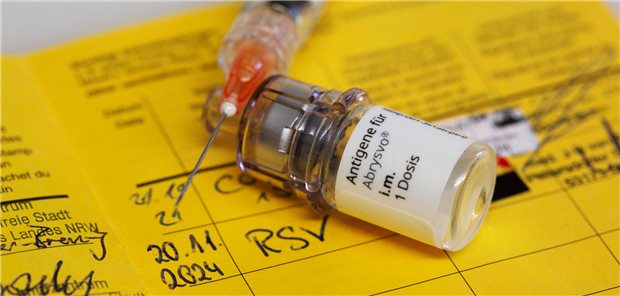 Eine Spritze für eine RSV-Impfung liegt auf dem Tisch.