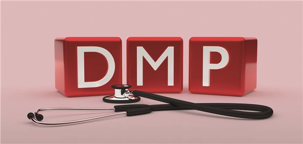 Die Buchstaben "DMP" hinter einem Stethoskop
