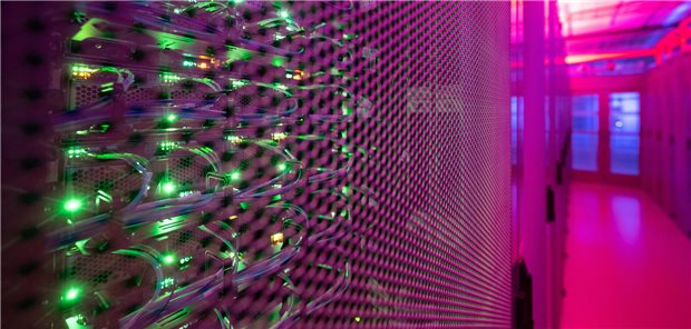 Frist für Alt-Konnektoren läuft Ende Dezember ab – nun gibt es Angebote für „Last-Minute-Wechsel“ Serverschrank in einem Rechenzentrum