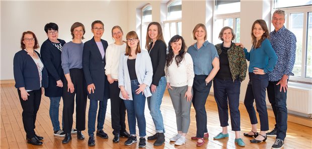 „Irrsinnig Menschlich“ bringt psychische Gesundheit ins Klassenzimmer Sie engagieren sich im Kampf um die Interessen von Menschen mit psychischen Erkrankungen: Mitarbeiterinnen und Mitarbeiter des Vereins „Irrsinnig Menschlich“ setzen auf Teamgeist und Solidarität.