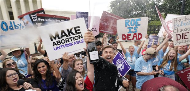 Sieg mit Sekt: Eine Gruppe Abtreibungsgegner feiert vor dem Gebäude des Obersten Gerichtshofs der USA nachdem der Oberste Gerichtshof das liberale Abtreibungsrecht gekippt hat.
