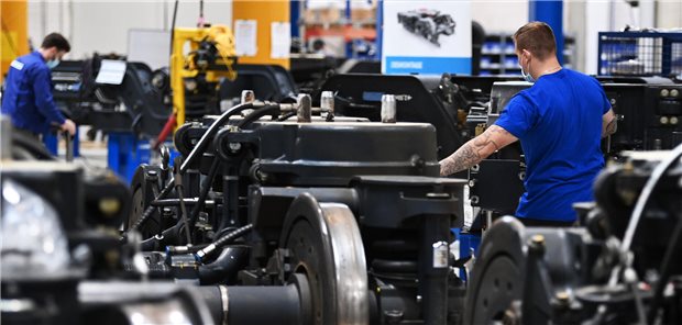 Zwei Männer arbeiten in einer Maschinenfabrik.
