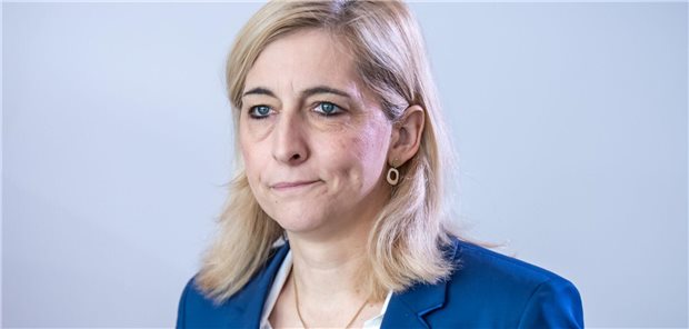 Trotz Überschuss bei den Kassen: Warken sieht Beitragssätze unter hohem Druck Skeptischer Blick in die Zukunft: Bundesgesundheitsministerin Nina Warken hat am Freitag einen „Gesetzgebungsprozess“ zur Stabilisierung der Finanzen der Krankenkassen angekündigt.