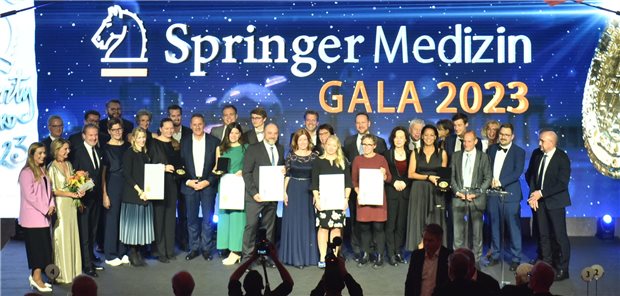 Galenus-Preis und Charity Award: Das sind die diesjährigen Preisträger So sehen Sieger aus: Die diesjährigen Preisträgerinnen und Preisträger des Galenus-von-Pergamon-Preises und des Springer Medizin Charity Awards gemeinsam auf der Bühne.