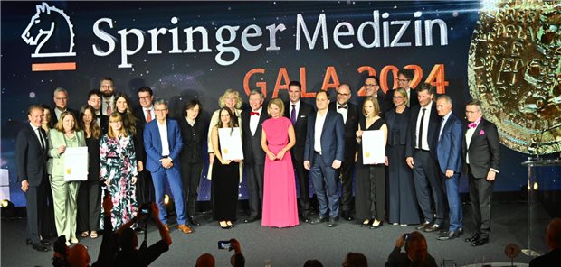 Alle Preisträger stehen gemeinsam auf der Bühne.