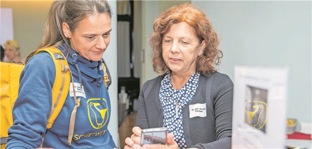 So sieht meine Praxis aus: Die Oberärztin und Internistin Dr. Anika Dietrich (li.) lässt sich Fotos von Hausärztin Dr. Annette Theewen aus Sindelfingen zeigen.