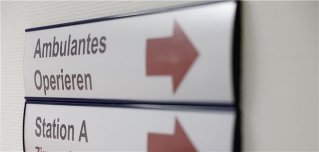 Schild in einer Klinik mit einem Pfeil zu "Ambulantes Operieren"