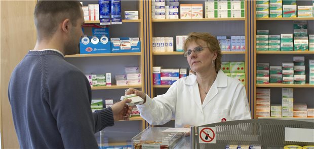 Sollen Apotheker rezeptpflichtige Mittel auch ohne ärztliches Rezept abgeben dürfen? In der Ärzteschaft regt sich Widerspruch.