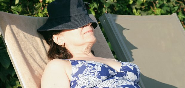 Schwere Hypoglykämie beim Sonnen im Schwimmbad Sonnenbaden und andere Aktivitäten in großer Hitze können die Wirkung von Insulin verstärken. Patienten müssen das wissen. Eventuell ist die Dosis anzupassen, um Hypoglykämien zu vermeiden (Symbolbild mit Fotomodell).