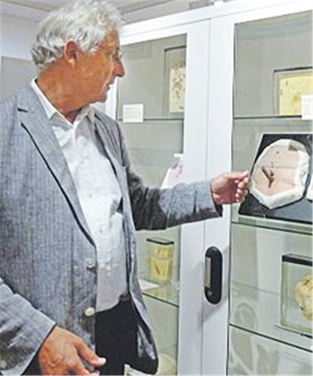 Von der realen Arbeit eines Rechtsmediziners Spannende Ausstellungsstücke: Dr. Wolfgang Antweiler, Leiter des Wilhelm-Fabry Museums, informiert.