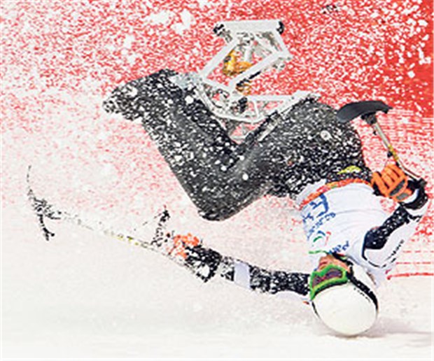 Gefährliches Spiel mit dem Speed Spektakulärer Crash: Der querschnittsgelähmte Deutsche Franz Hanfstingl verletzt sich beim Abfahrtslauf.