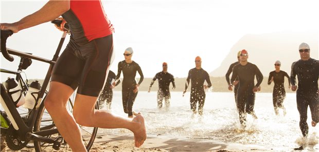 Sport bei Kniegelenksarthrose? Move it or loose it! Menschen laufen am Strand