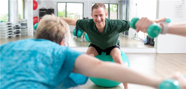 Sportübungen mit Gymnastikball und Hanteln