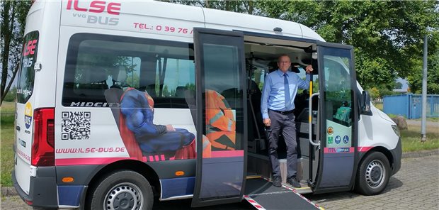 Startbereit – die Vorbereitungen das Modellprojekt „Mit dem Bus zum Arzt“ sind abgeschlossen, nach der Sommerpause kann es losgehen. ILSE-Busfahrer Mario Rappräger freut sich auf die Fahrgäste.
